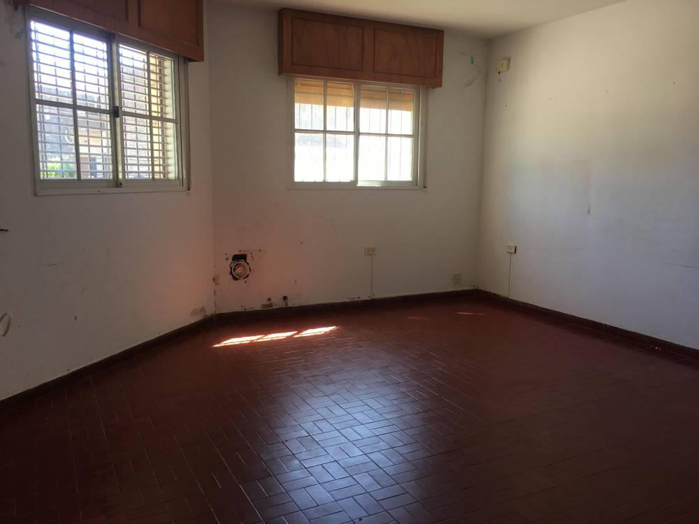Casa en esquina de 2 plantas con jardín y parrilla - Jujuy y 9 de Julio