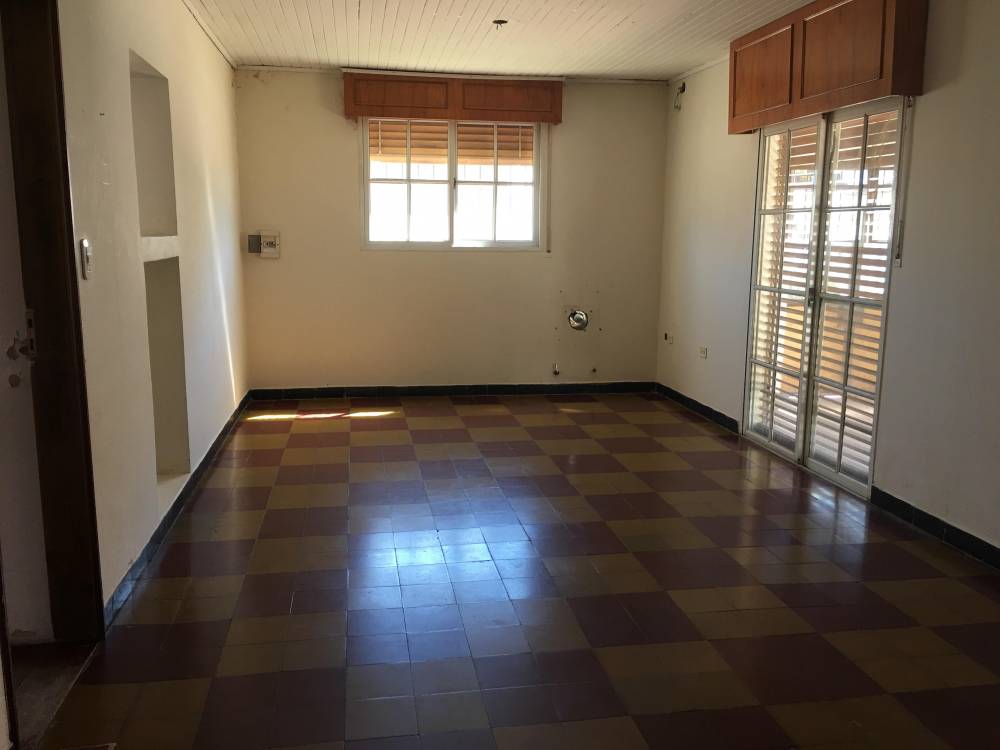 Casa en esquina de 2 plantas con jardín y parrilla - Jujuy y 9 de Julio