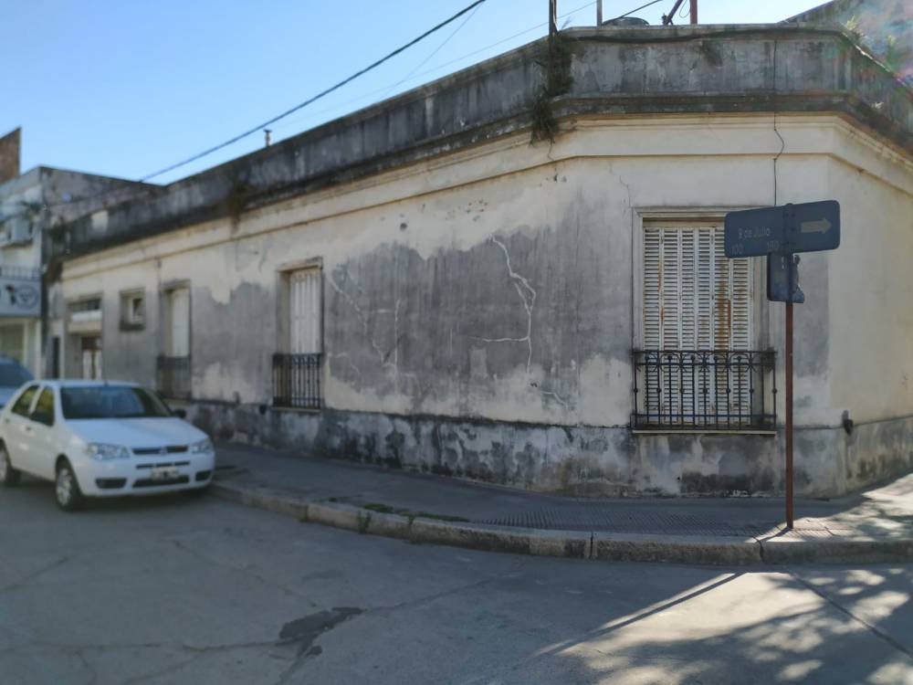 Casa en esquina a solo 3 cuadras del centro, Colombo y 9 de Julio 