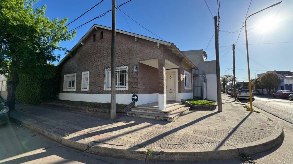 Casa en esquina de Ituzaingó y Neyra - con quincho