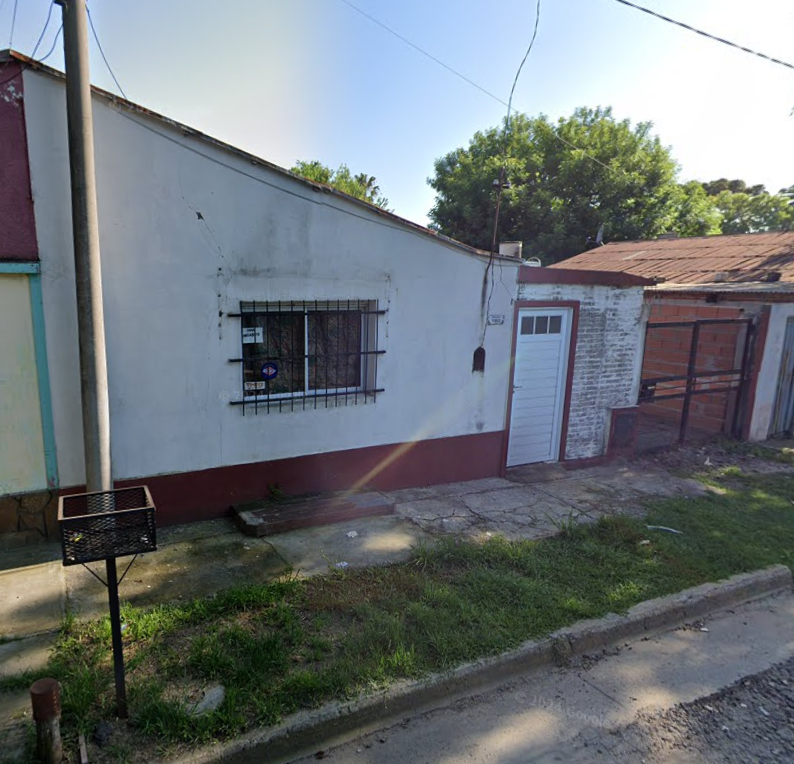 Casa en venta a refaccionar. Sobre calle Cervantes