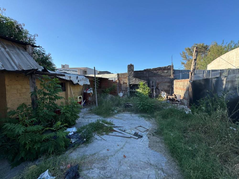 Casa en venta a refaccionar. Sobre calle Cervantes