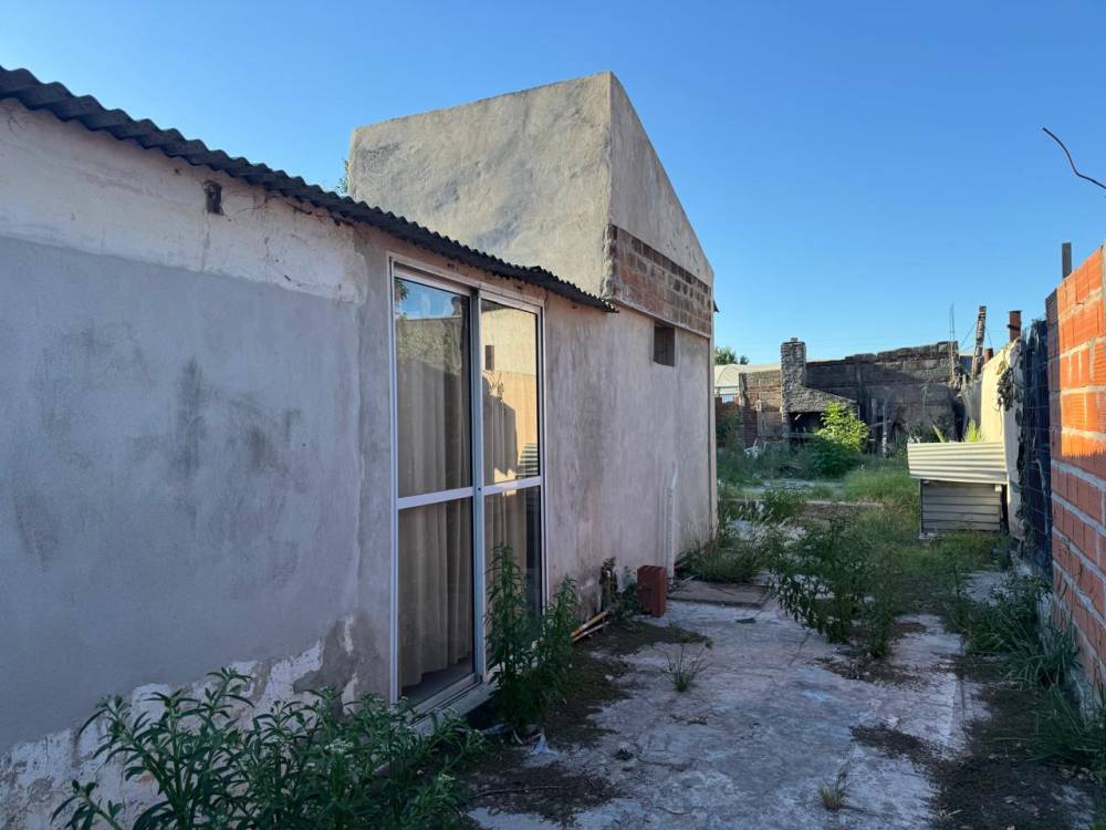 Casa en venta a refaccionar. Sobre calle Cervantes