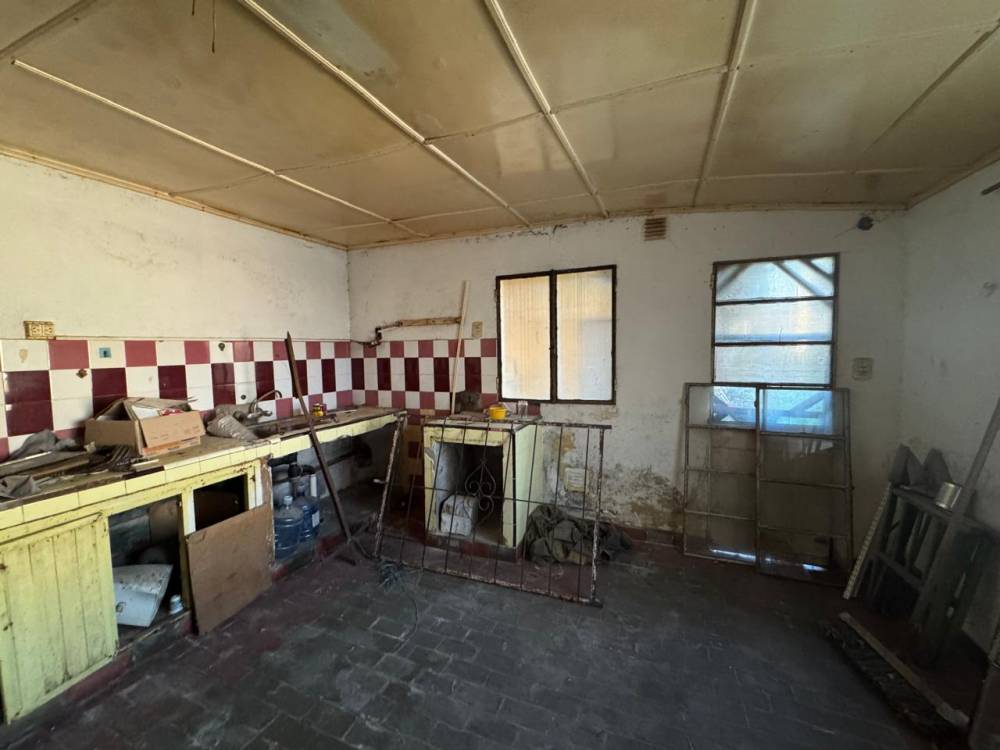 Casa en venta a refaccionar. Sobre calle Cervantes