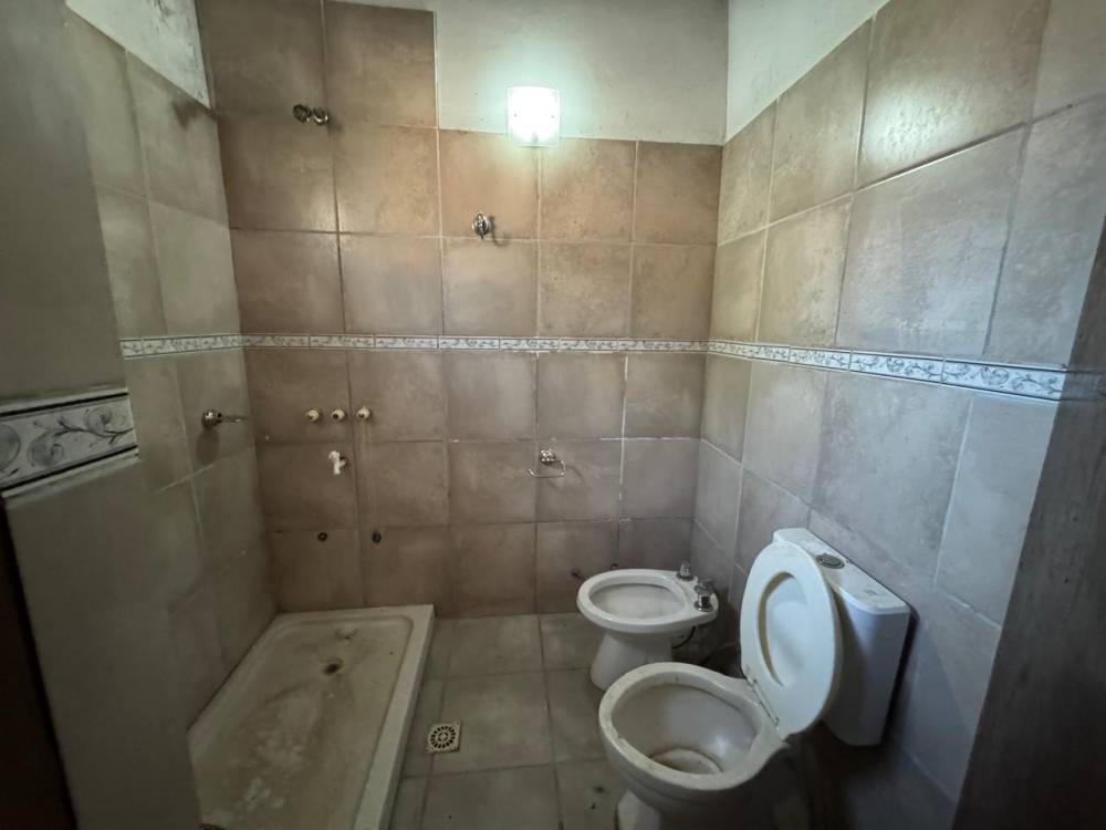 Casa en venta a refaccionar. Sobre calle Cervantes