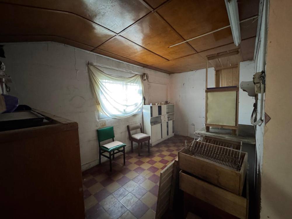 Casa en venta a refaccionar. Sobre calle Cervantes