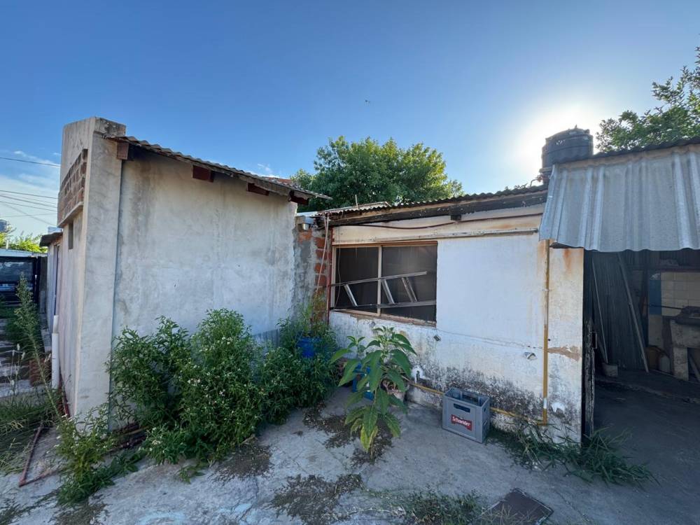 Casa en venta a refaccionar. Sobre calle Cervantes