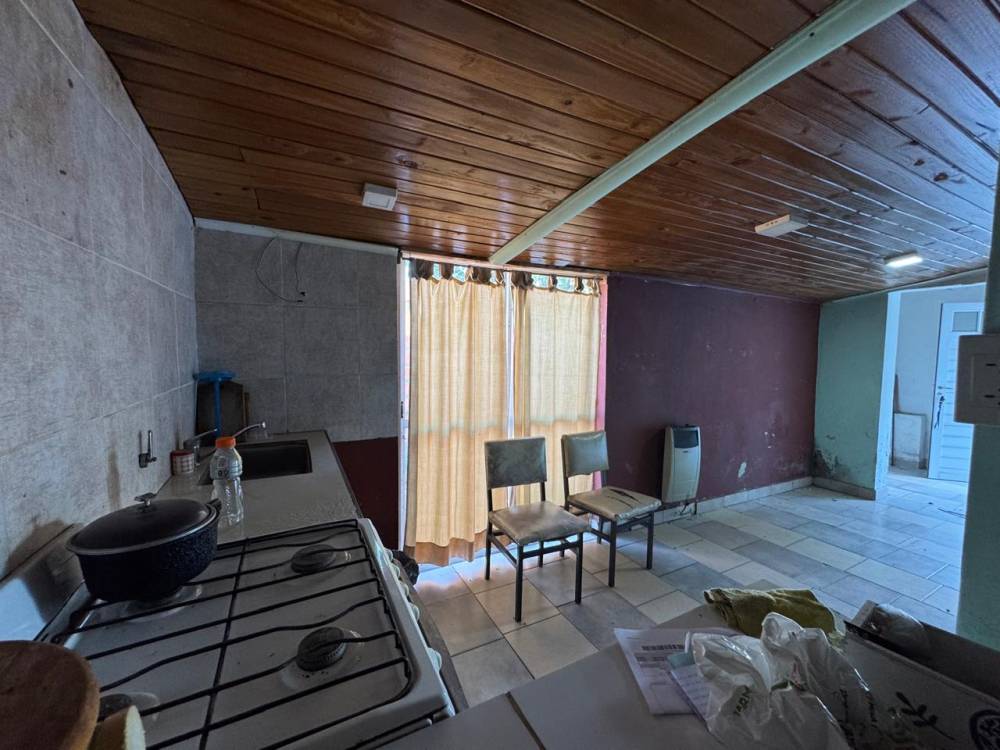 Casa en venta a refaccionar. Sobre calle Cervantes