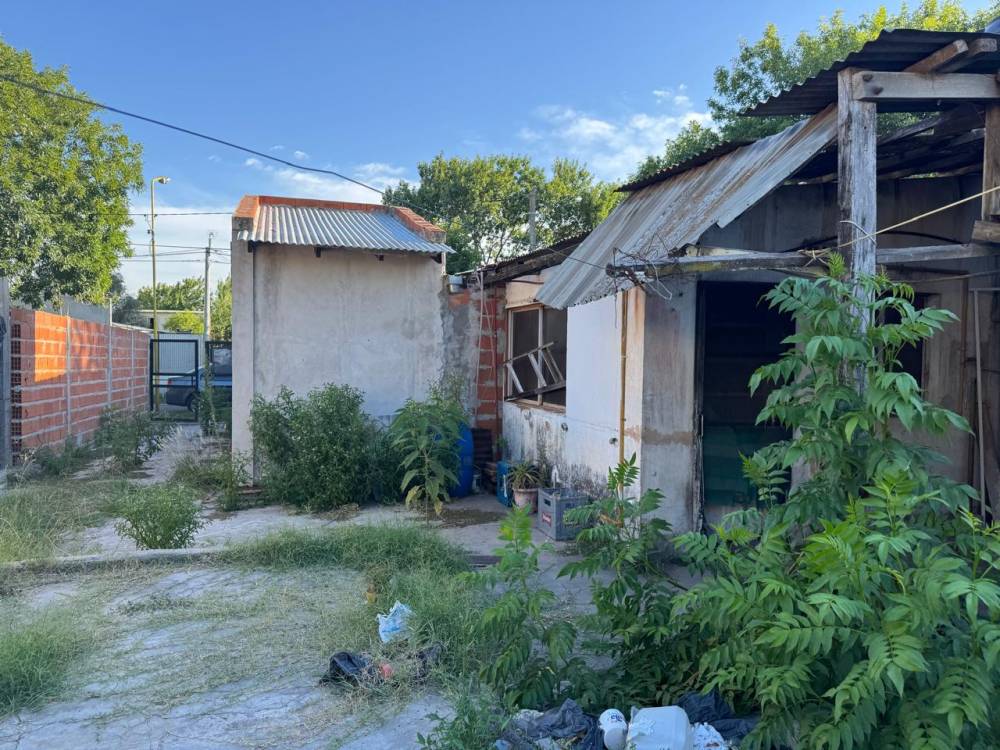 Casa en venta a refaccionar. Sobre calle Cervantes