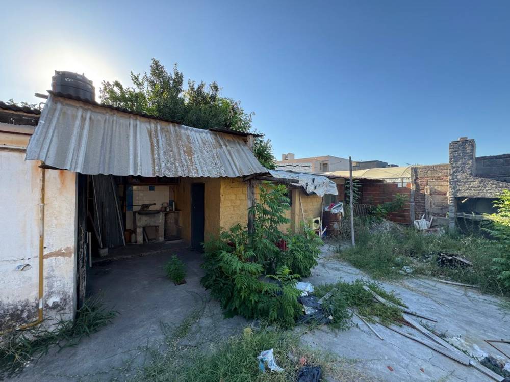 Casa en venta a refaccionar. Sobre calle Cervantes