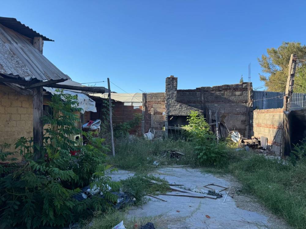 Casa en venta a refaccionar. Sobre calle Cervantes