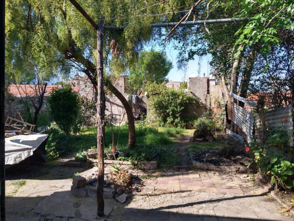 Ideal para proyecto, terreno con construcción a demoler - Clavarino entre Yrigoyen y Magnasco.