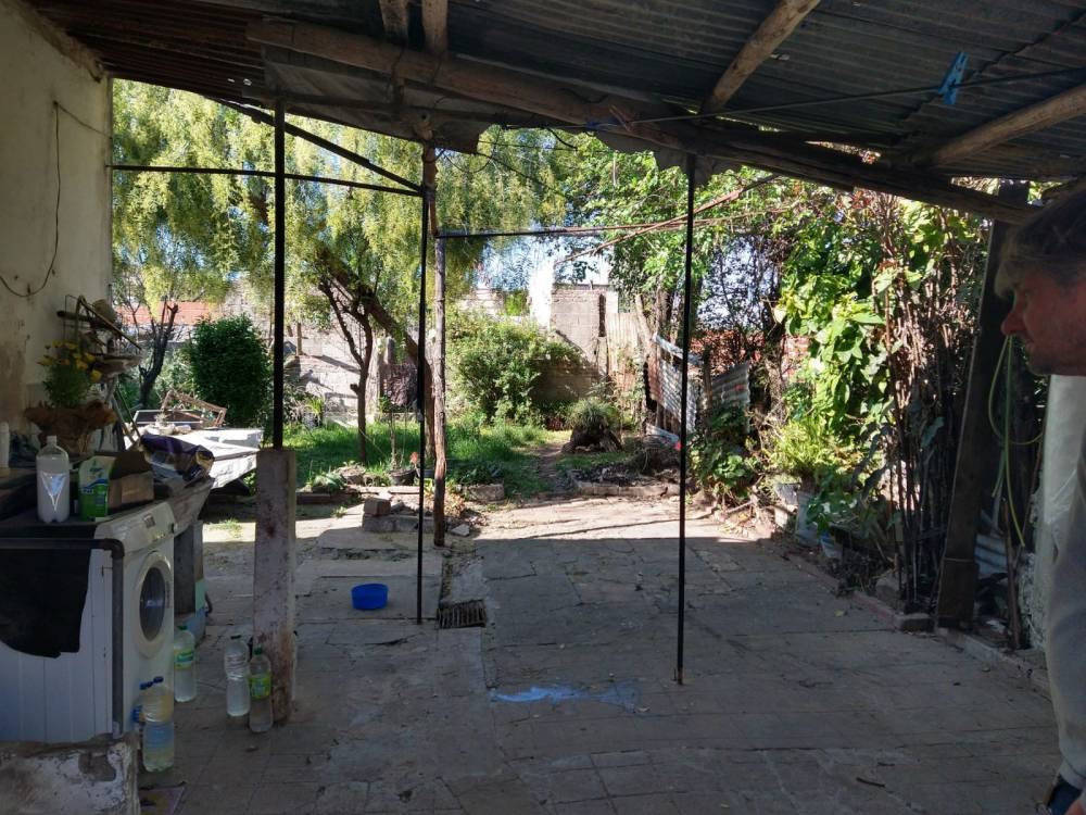 Ideal para proyecto, terreno con construcción a demoler - Clavarino entre Yrigoyen y Magnasco.