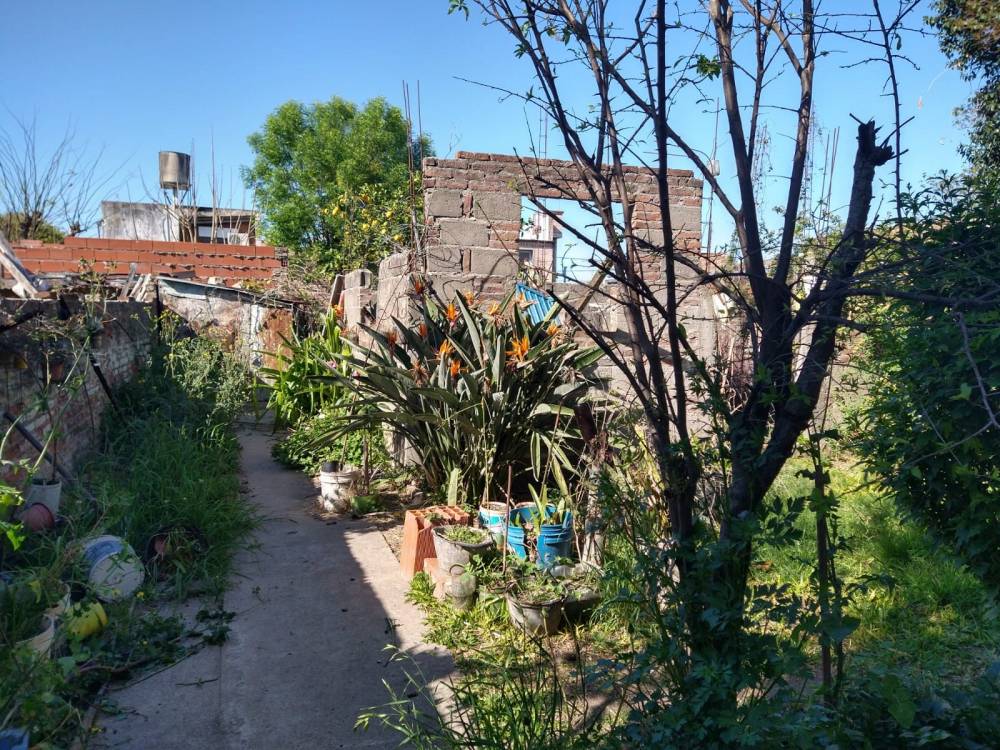 Ideal para proyecto, terreno con construcción a demoler - Clavarino entre Yrigoyen y Magnasco.