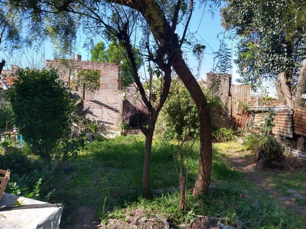 Ideal para proyecto, terreno con construcción a demoler - Clavarino entre Yrigoyen y Magnasco.