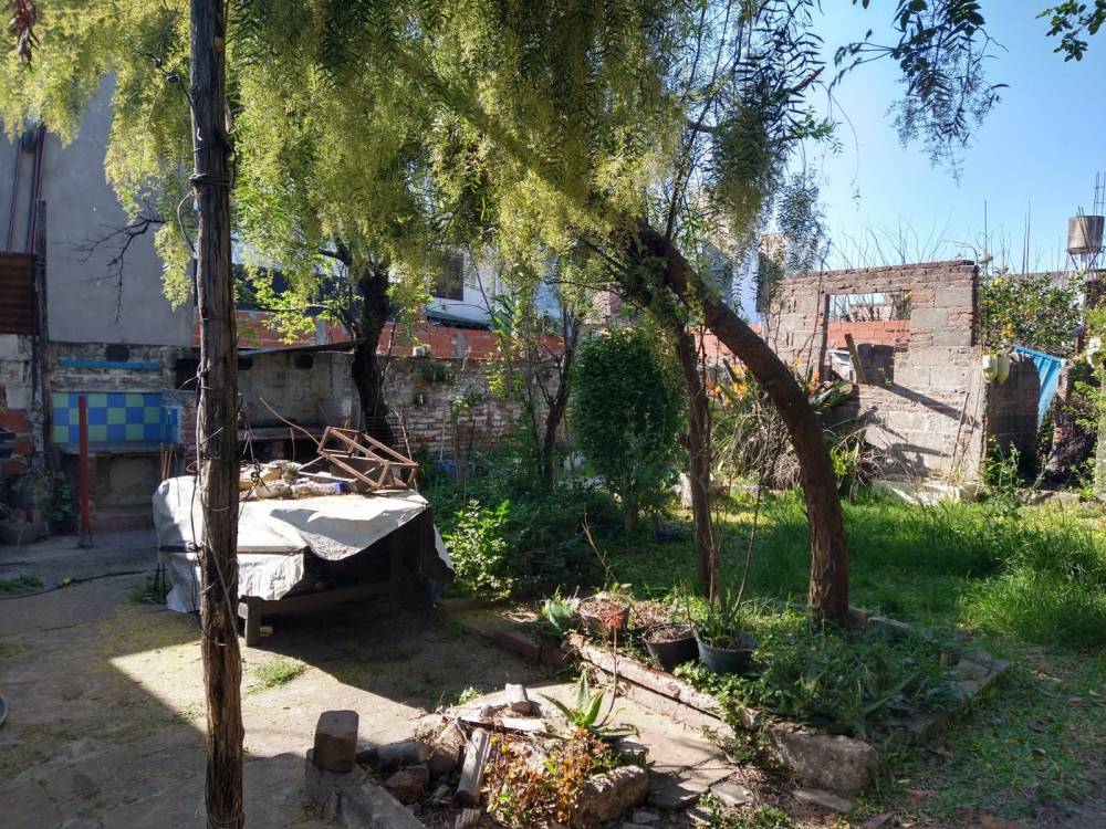 Ideal para proyecto, terreno con construcción a demoler - Clavarino entre Yrigoyen y Magnasco.