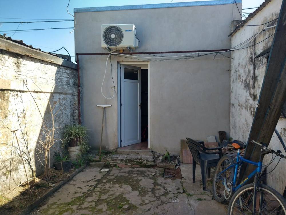 Ideal para proyecto, terreno con construcción a demoler - Clavarino entre Yrigoyen y Magnasco.