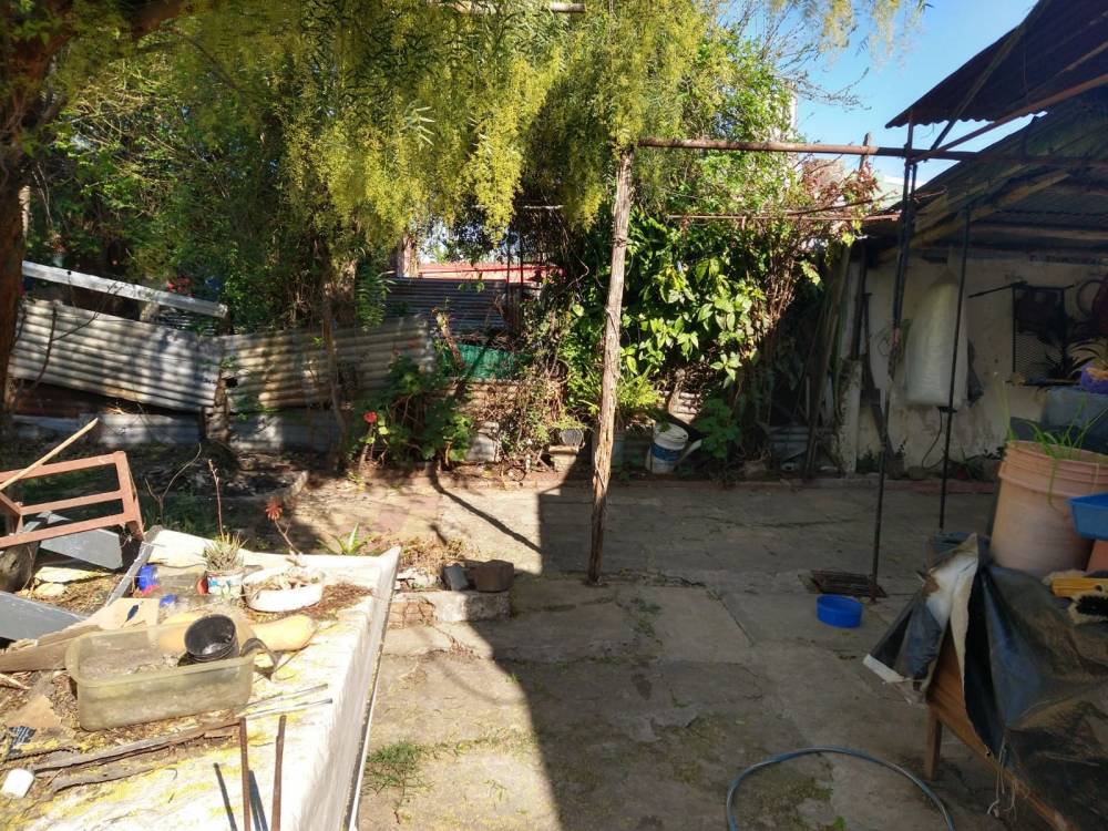 Ideal para proyecto, terreno con construcción a demoler - Clavarino entre Yrigoyen y Magnasco.