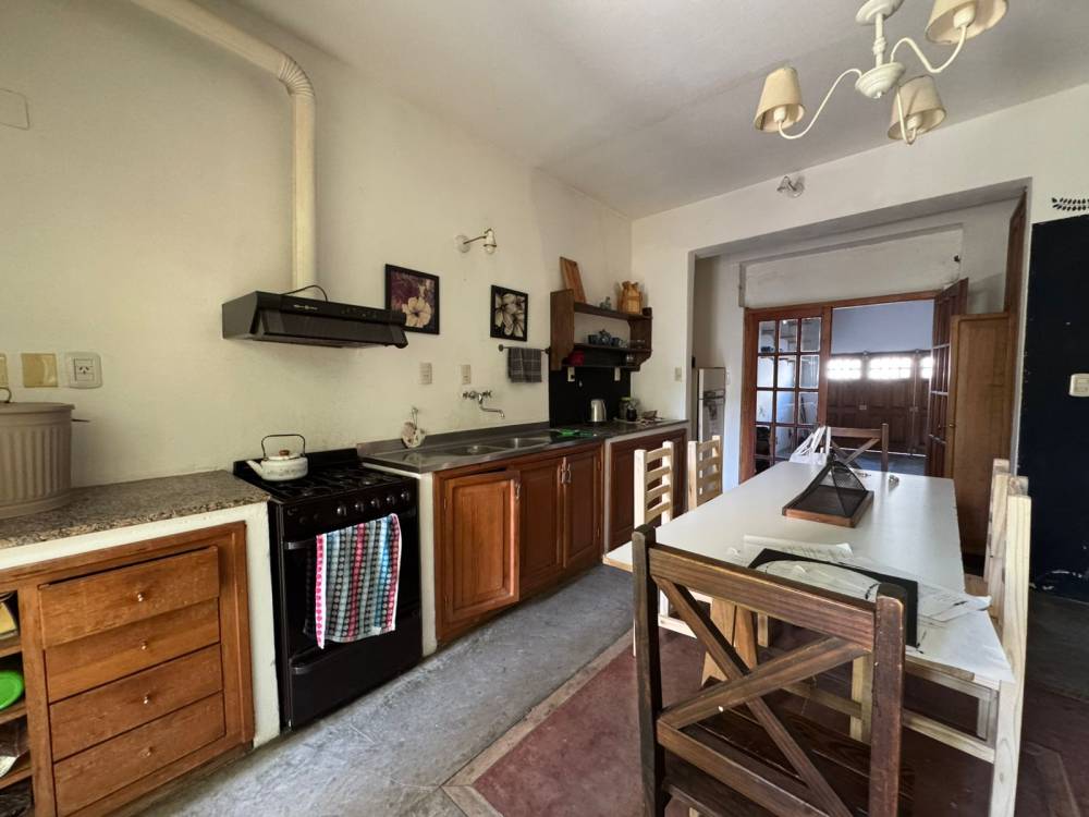 Casa y oficina sobre calle Roca casi Urquiza