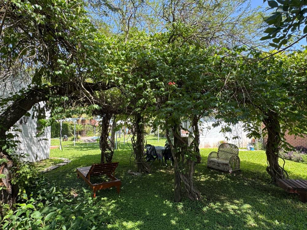 Casa quinta con piletas y casas de huéspedes – Ideal para Disfrutar