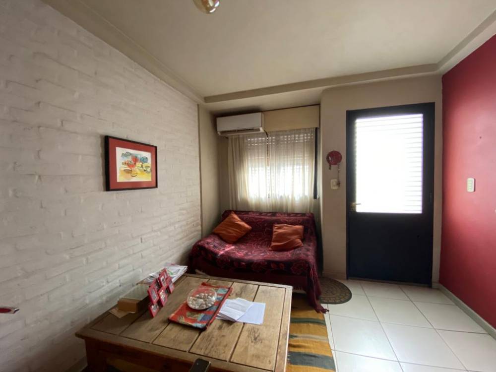 CASA SOBRE CALLE ITUZAINGÓ AL 1200