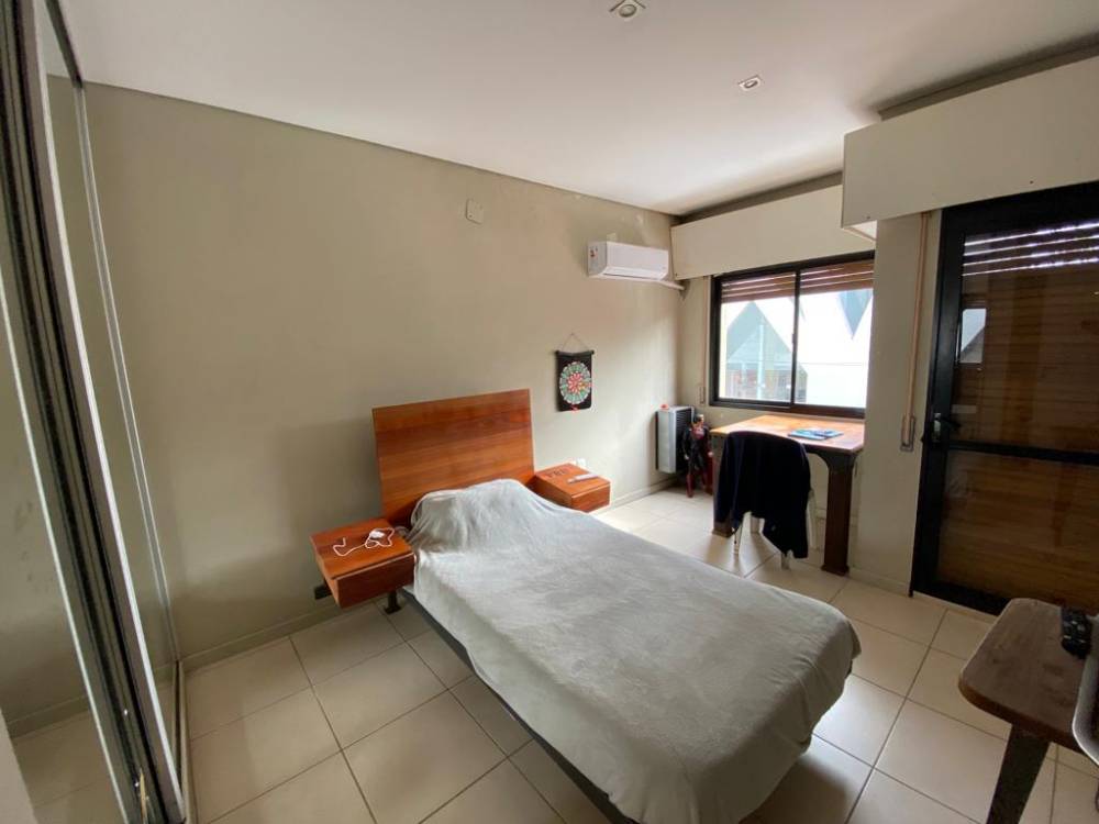 CASA SOBRE CALLE ITUZAINGÓ AL 1200