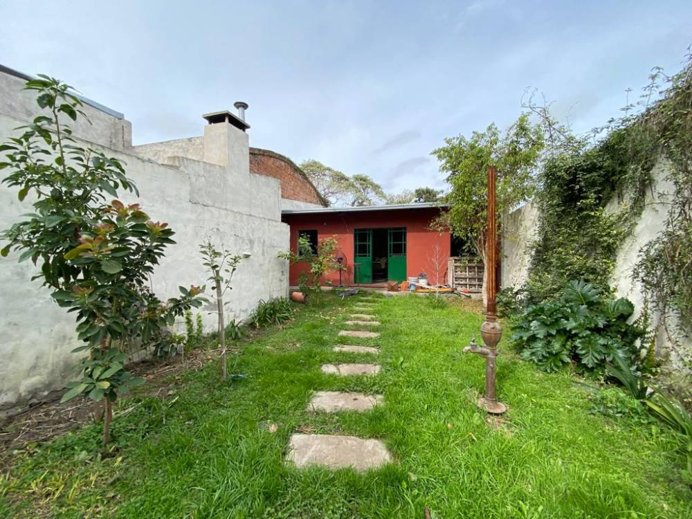 CASA SOBRE CALLE ITUZAINGÓ AL 1200