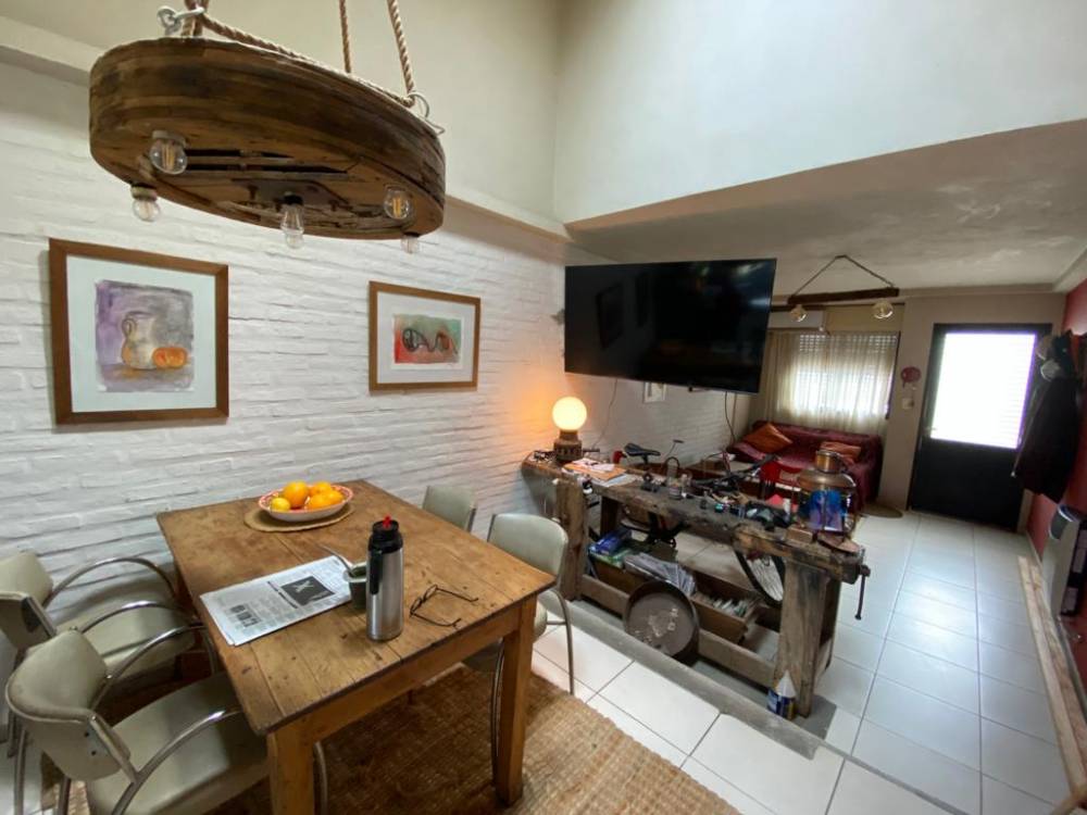 CASA SOBRE CALLE ITUZAINGÓ AL 1200