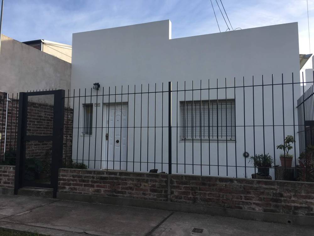 Casa tres ambientes con pequeño patio