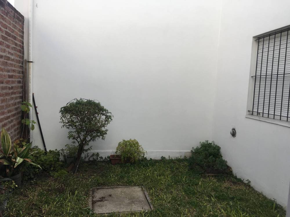 Casa tres ambientes con pequeño patio