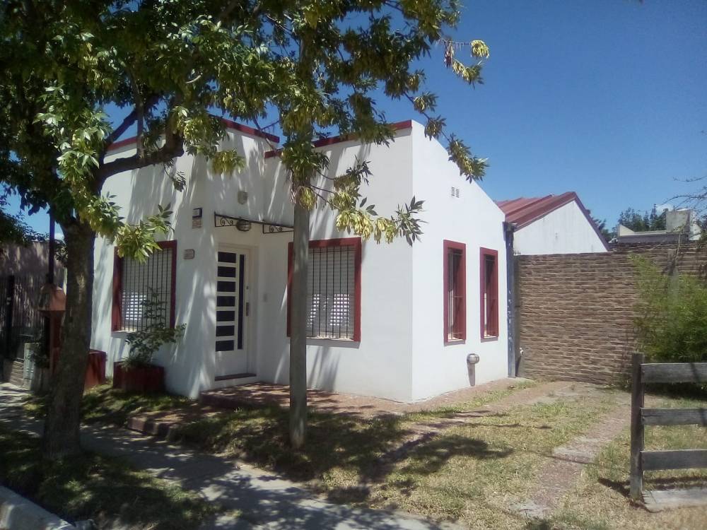 Casa tres dormitorios y patio