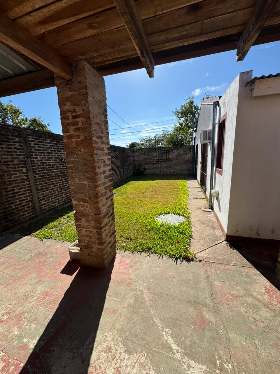 Casa tres dormitorios y patio