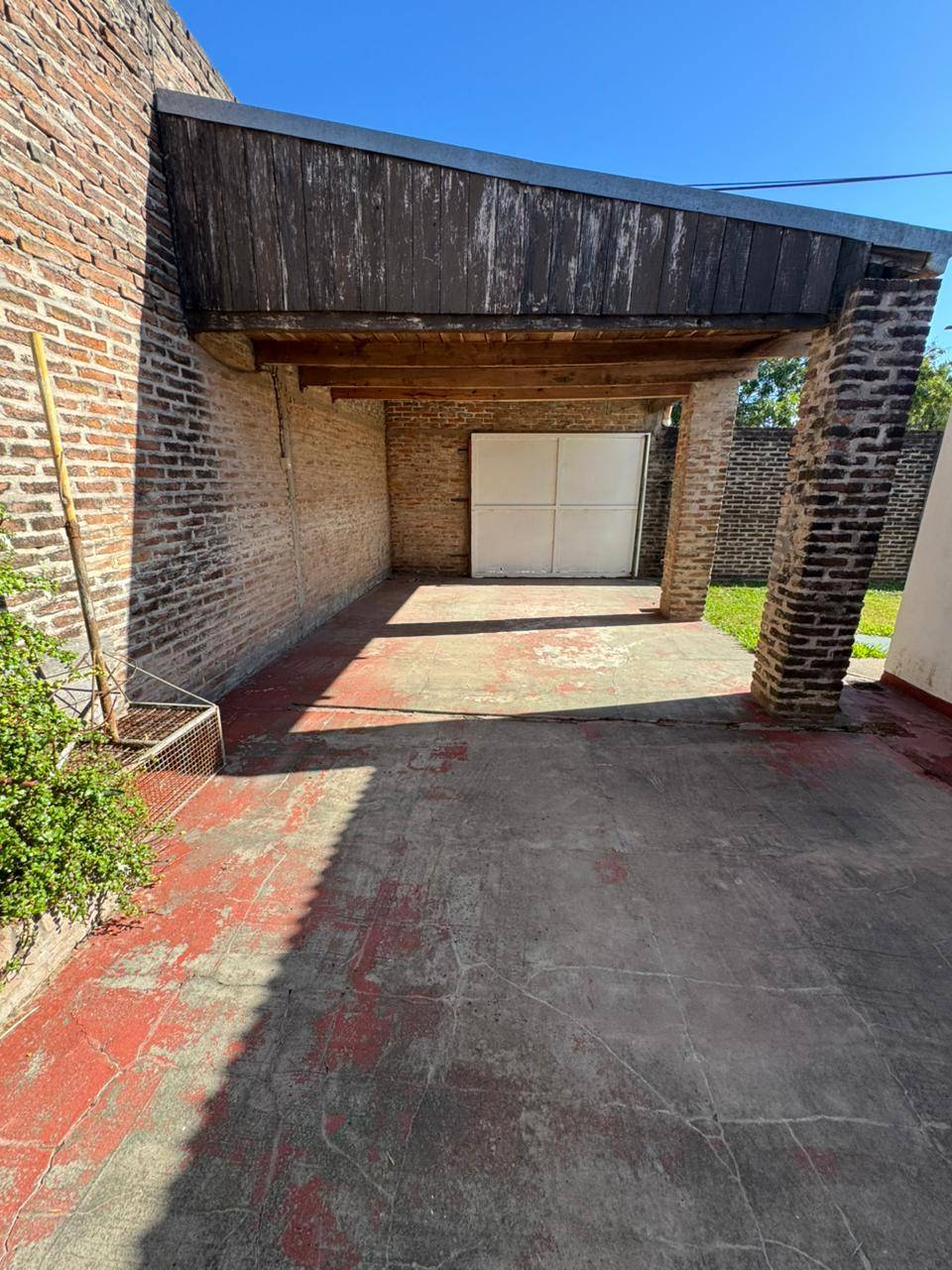 Casa tres dormitorios y patio