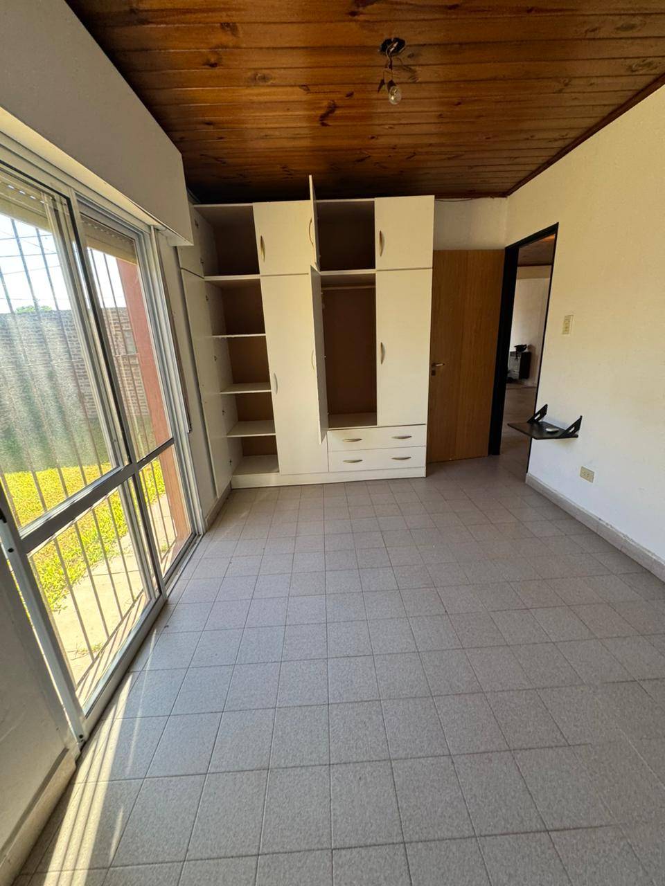 Casa tres dormitorios y patio