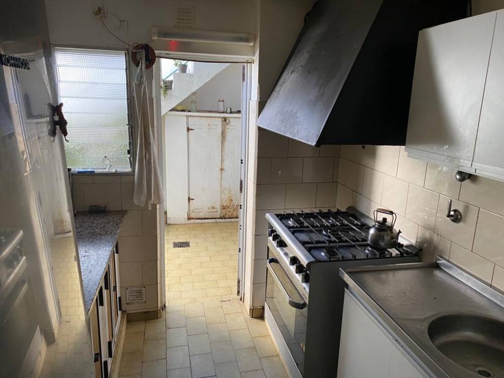 CASA UBICADA SOBRE CALLE ITUZAINGO 