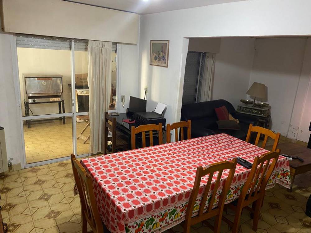 CASA UBICADA SOBRE CALLE ITUZAINGO 