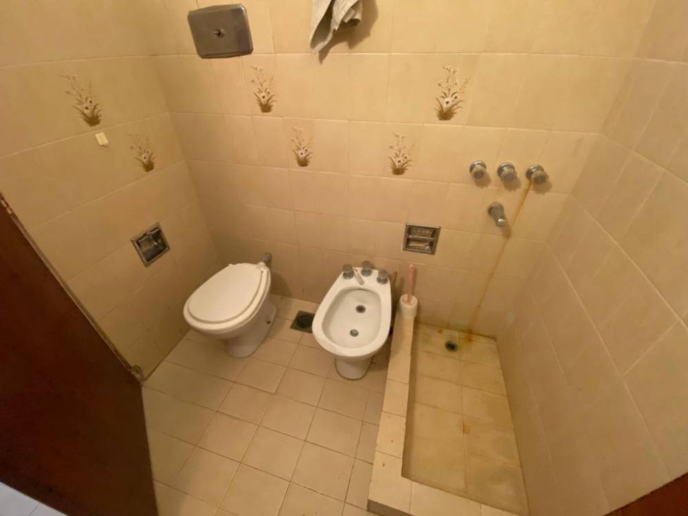 CASA UBICADA SOBRE CALLE ITUZAINGO 