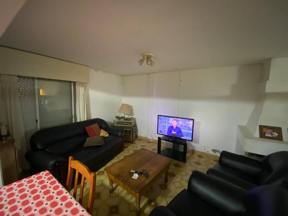 CASA UBICADA SOBRE CALLE ITUZAINGO 