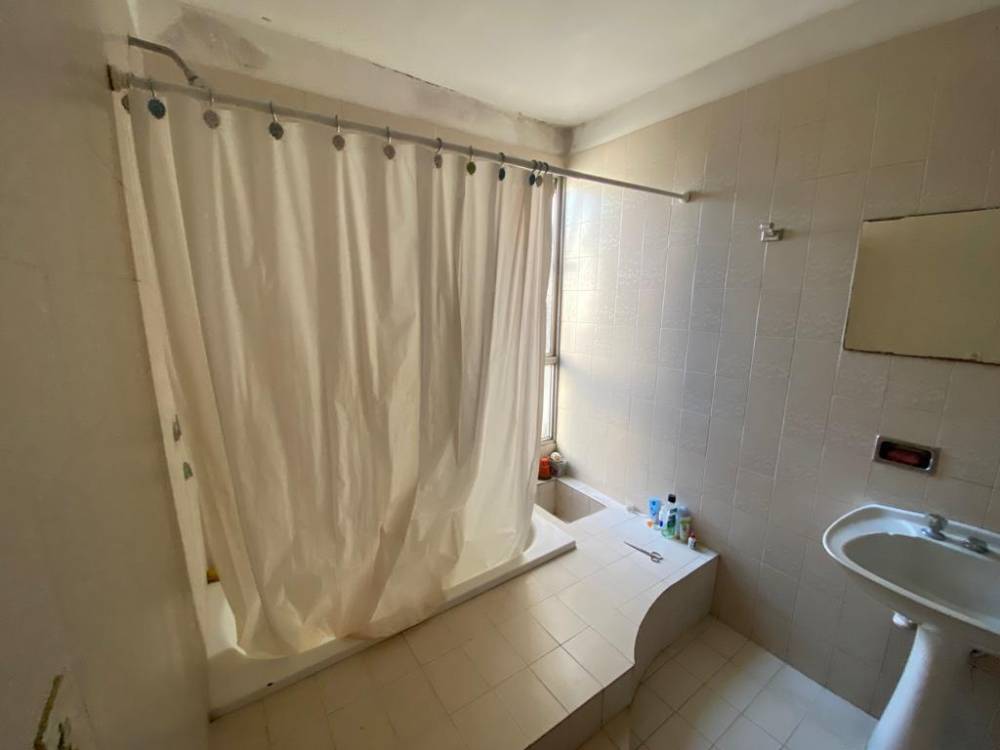 CASA UBICADA SOBRE CALLE ITUZAINGO 