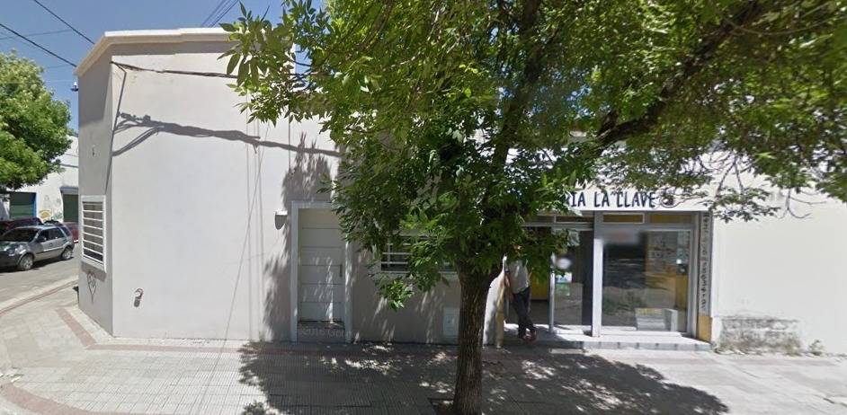 Casa y local a la venta en el semi centro de la ciudad - Colombo y Santiago Díaz