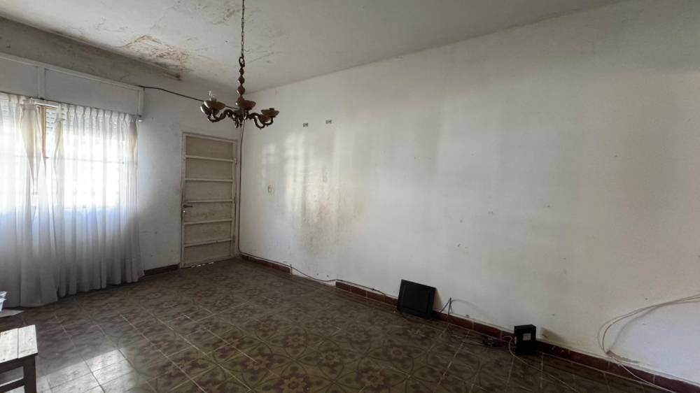 Casa y local en esquina - Colombo y Santiago Díaz