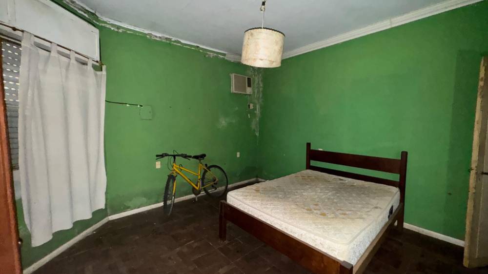 Casa y local en esquina - Colombo y Santiago Díaz