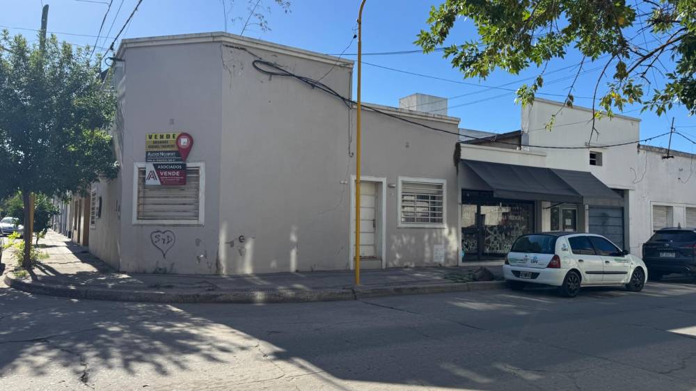 Casa y local en esquina - Colombo y Santiago Díaz