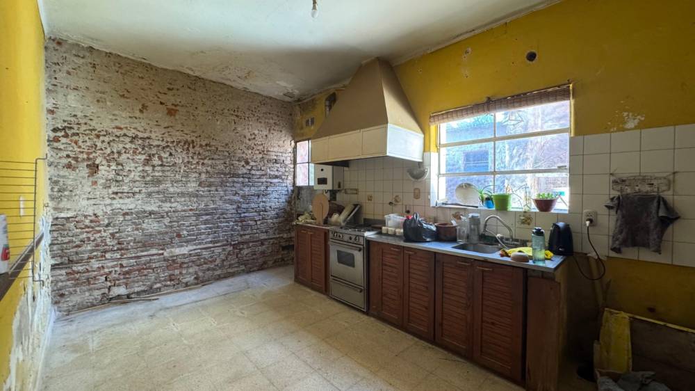 Casa y local en esquina - Colombo y Santiago Díaz