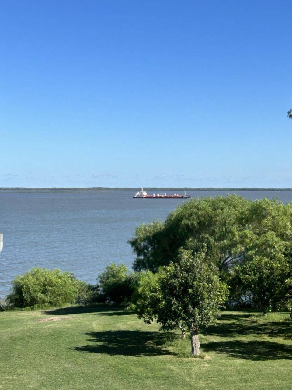 Chacra de 6 hectáreas con 130 metros de costa sobre el Río Uruguay, Fray Bentos, Uruguay