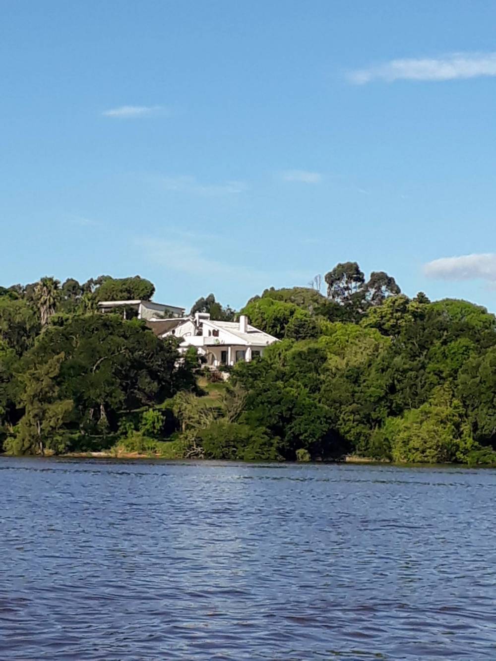 Chacra de 6 hectáreas con 130 metros de costa sobre el Río Uruguay, Fray Bentos, Uruguay