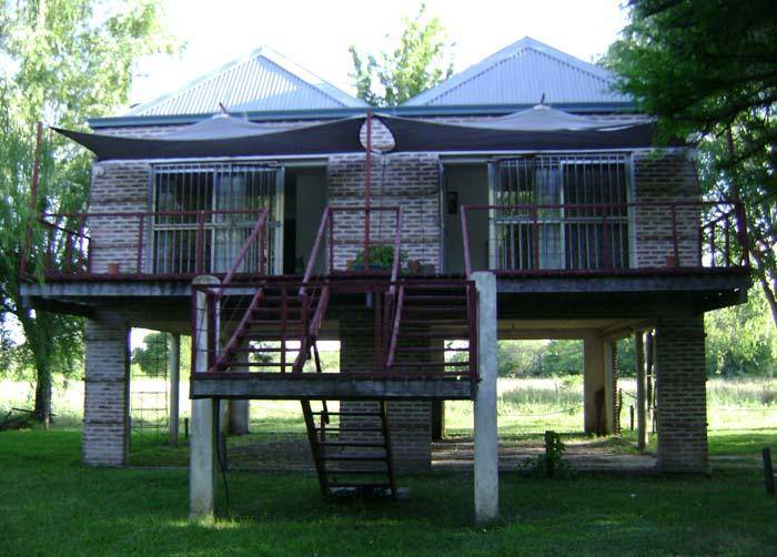 Lote de 2.138 m² con dos departamentos y casa a refaccionar, Gualeguaychu