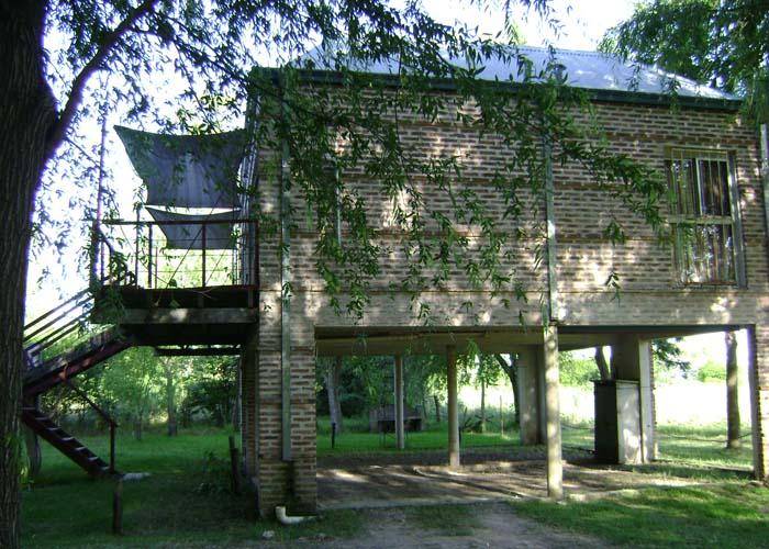 Lote de 2.138 m² con dos departamentos y casa a refaccionar, Gualeguaychu