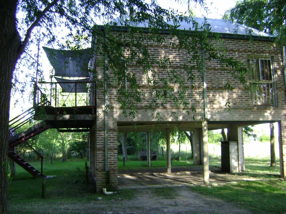 Lote de 2.138 m² con dos departamentos y casa a refaccionar, Gualeguaychu