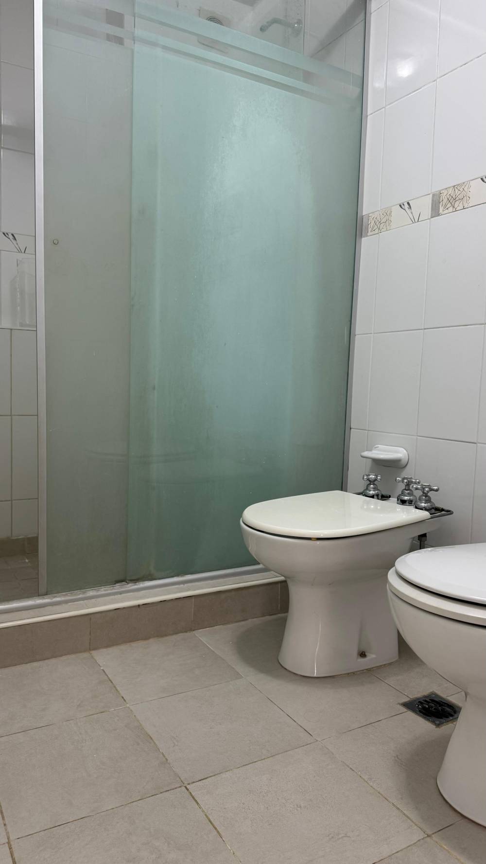 Departamento en esquina 4 dormitorios, con dependencia, cochera y baulera